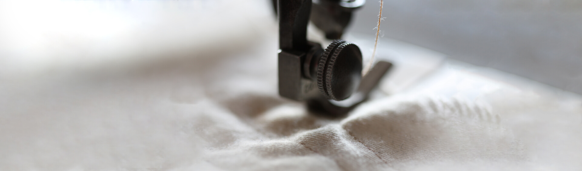 Detalhe de máquina a coser tecido