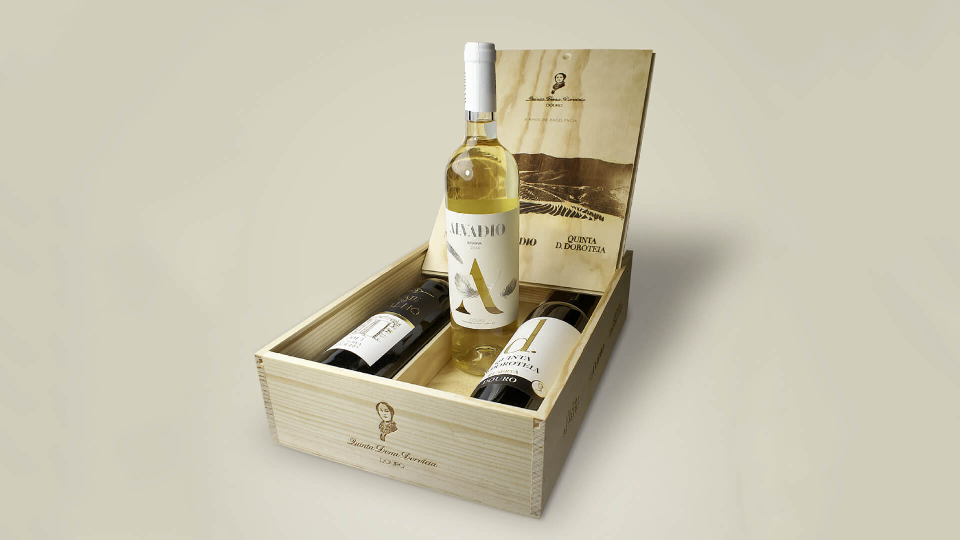 Caixa de madeira com três garrafas de vinho Quinta Dona Doroteia